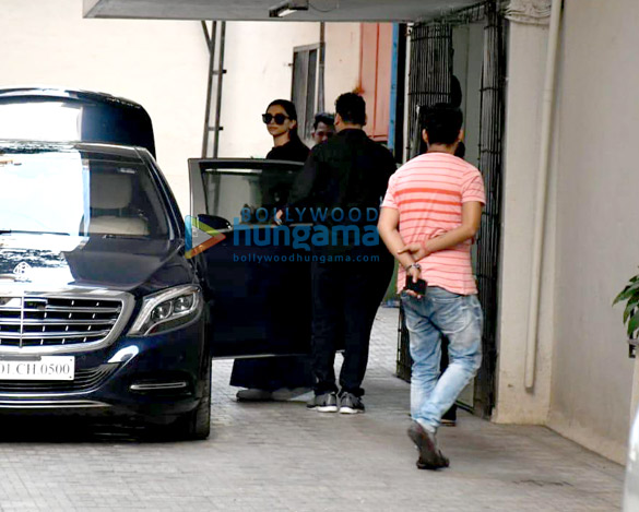 photos deepika padukone snapped at old dharma office 3