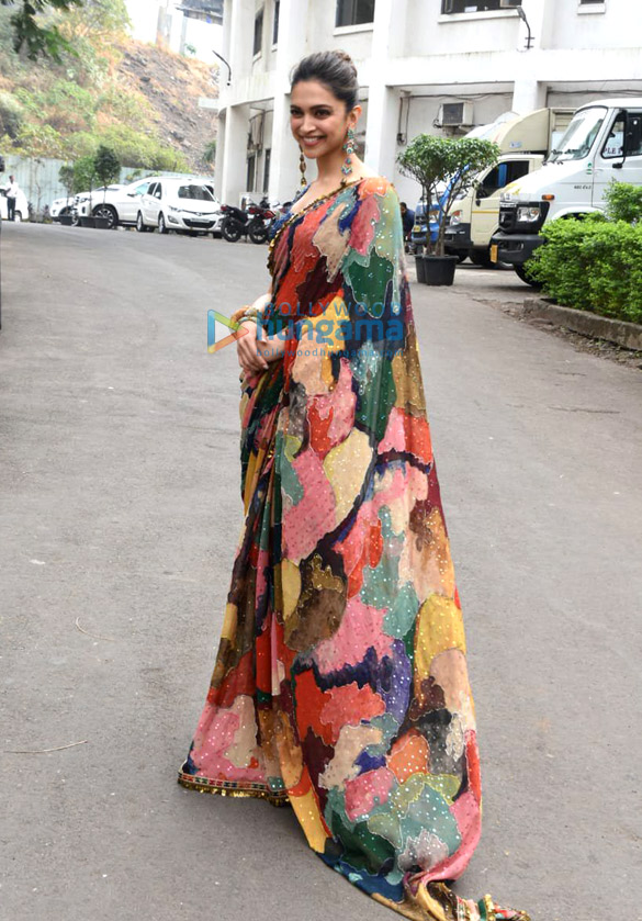 photos deepika padukone snapped on the sets of indian idol 4