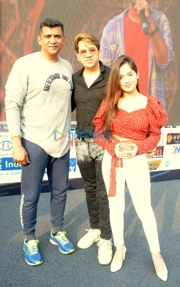 photos himesh reshammiya performs live in concert with a phenomenal crowd of 50000 for his film happy hardy and heer 3