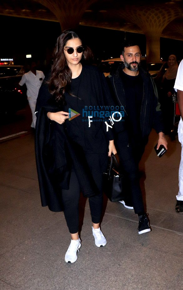 photos hrithik roshan sonam kapoor ahuja and others snapped at the airport 6