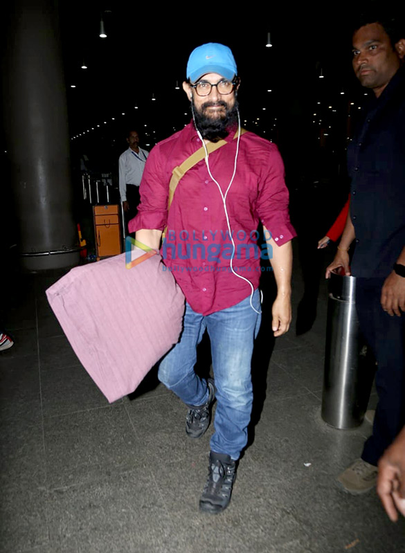 photos hrithik roshan sonam kapoor ahuja and others snapped at the airport3 2