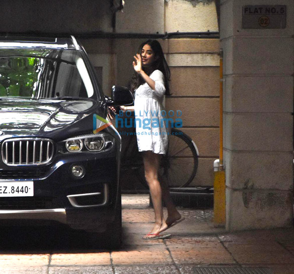 photos janhvi kapoor snapped in juhu 3 3