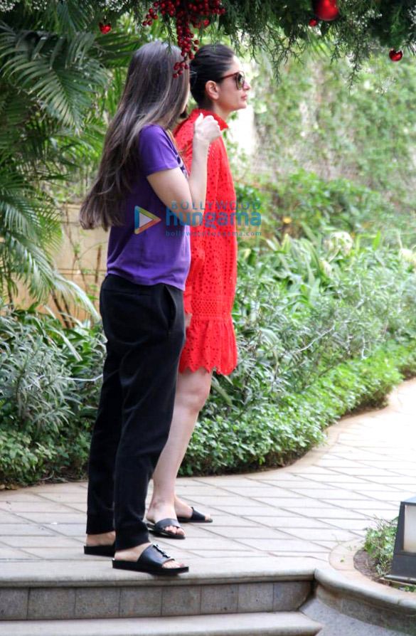 photos kareena kapoor khan and karisma kapoor snapped at mount mary church in bandra 3