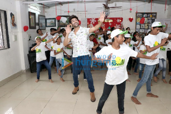 photos kartik aaryan snapped celebrating christmas with the kids at shed organization 4