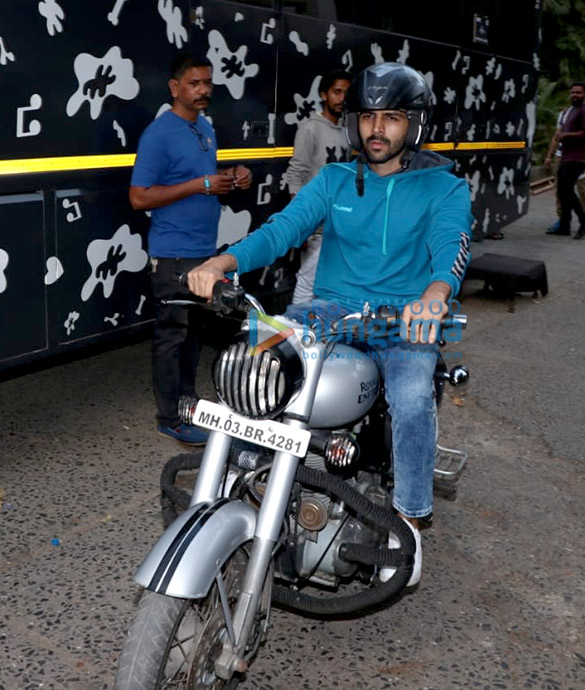 photos kartik aaryan snapped promoting pati patni aur woh on the sets of dance plus 3