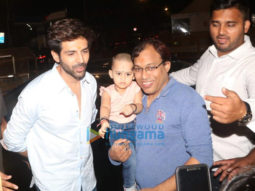 Photos: Kartik Aaryan snapped visiting Siddhivinayak temple