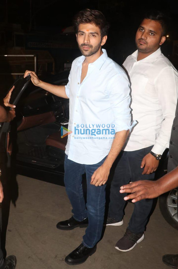 photos kartik aaryan snapped visiting siddhivinayak temple 4