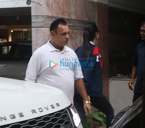 photos katrina kaif spotted in santacruz 3