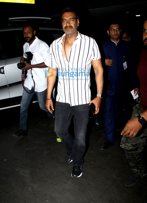 photos kriti sanon nupur sanon and ajay devgn snapped at the airport 2