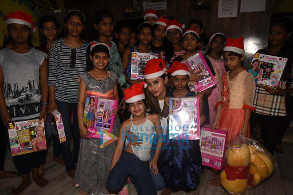 photos mouni roy celebrates christmas with kids at an ngo 2