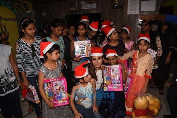 photos mouni roy celebrates christmas with kids at an ngo 6