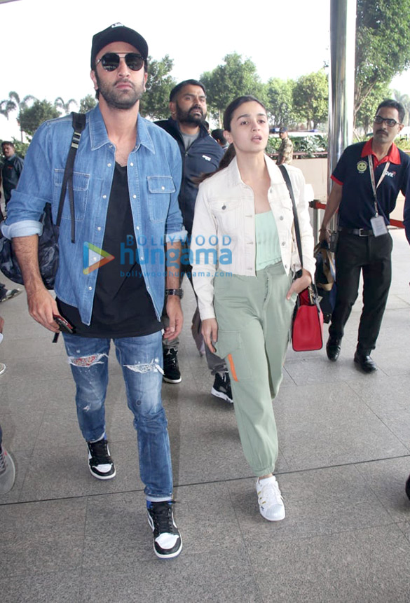 Ranbir Kapoor and Anushka Sharma were spotted at Mumbai airport recently.  While Ranbir sported a casual look in a …