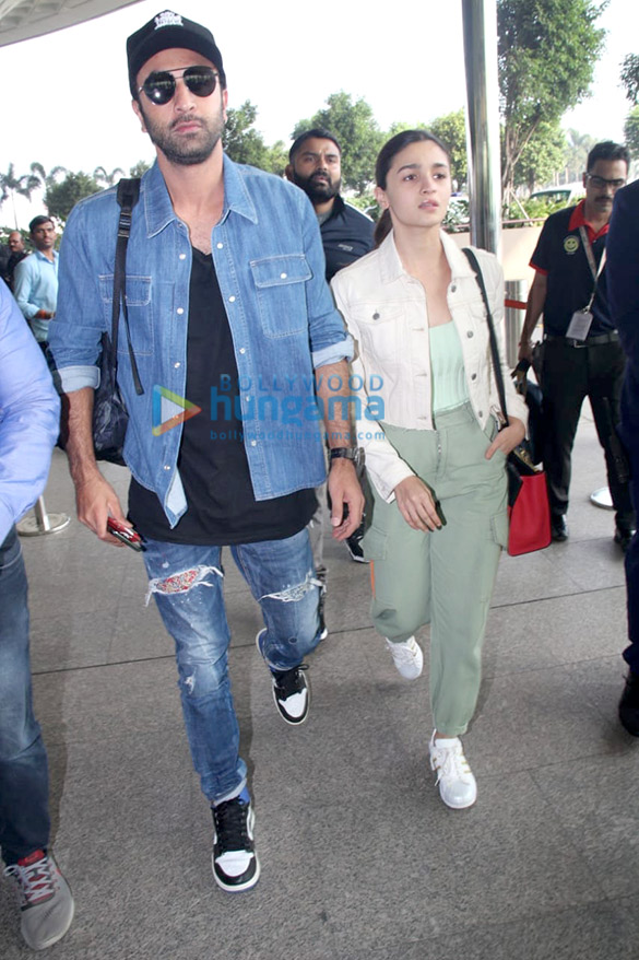photos ranbir kapoor alia bhatt anushka sharma and virat kohli snapped at the airport 4