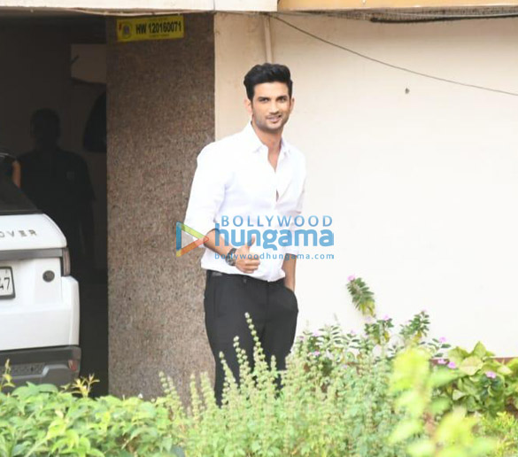 photos rhea chakraborthy and sushant singh rajput snapped in mumbai 1