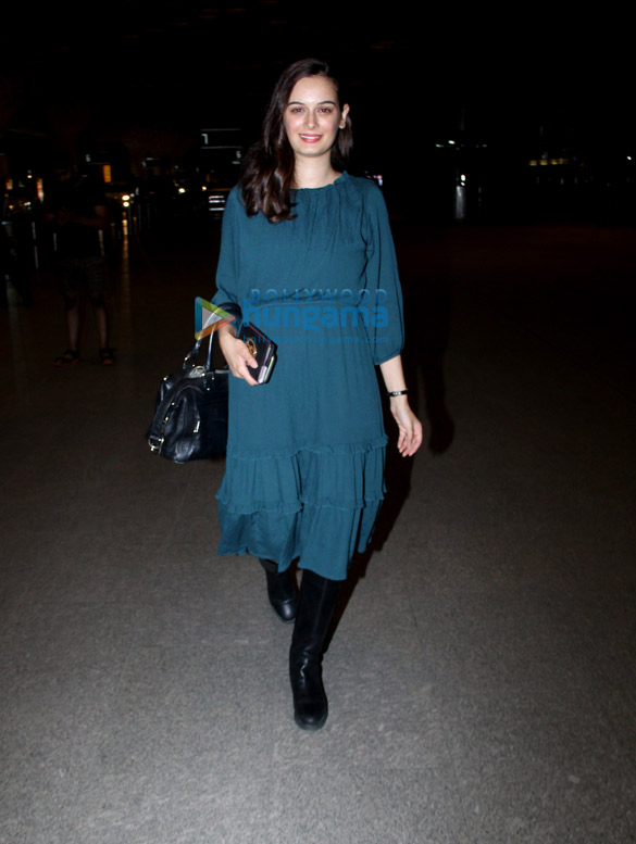 photos salman khan bhumi pednekar and evelyn sharma snapped at the airport 3