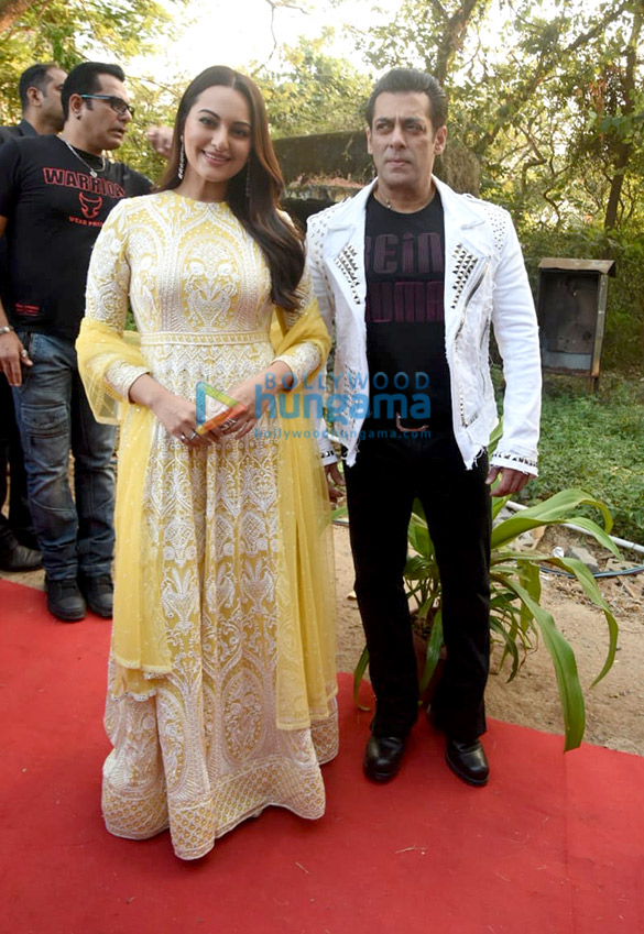 Photos: Salman Khan, Sonakshi Sinha and Saiee Manjrekar snapped promoting their film Dabangg 3 Photos: Salman Khan, Sonakshi Sinha and Saiee Manjrekar snapped promoting their film Dabangg 3