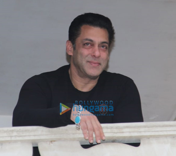 photos salman khan greets fans from his residence in bandra 5