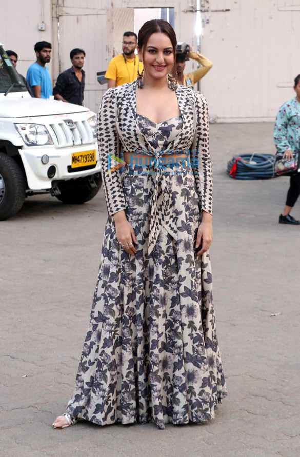 photos sonakshi sinha and arbaaz khan snapped promoting dabangg 3 at mehboob studios 4