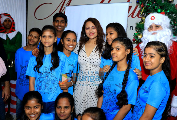 photos sonakshi sinha snapped celebrating christmas with kids 3