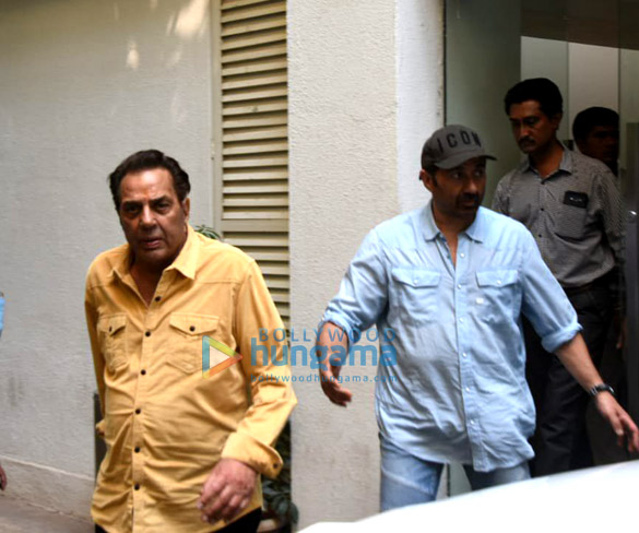 photos sunny deol and dharmendra snapped in juhu 1