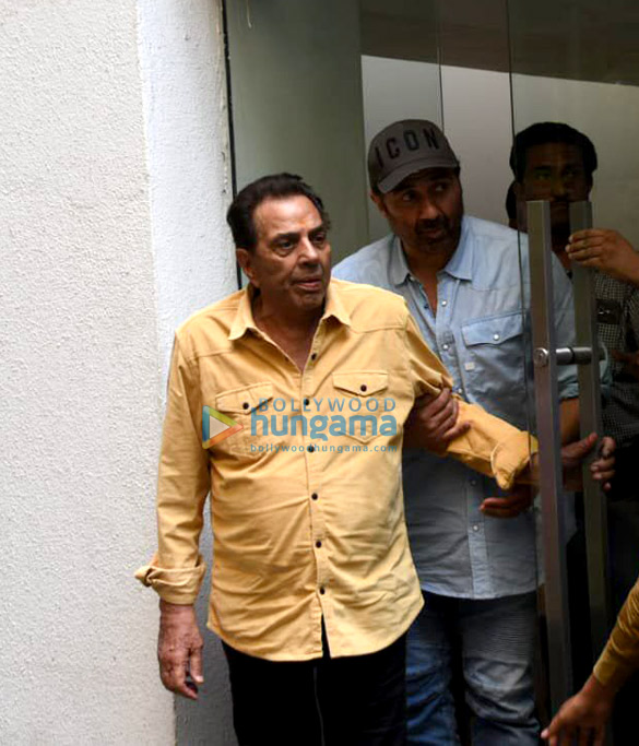 photos sunny deol and dharmendra snapped in juhu 4