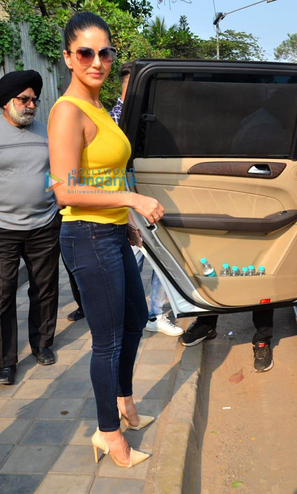 photos sunny leone snapped at a restaurant in juhu 3