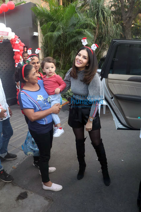 photos sunny leone snapped with her kids at bandra for christmas 2019 party 1