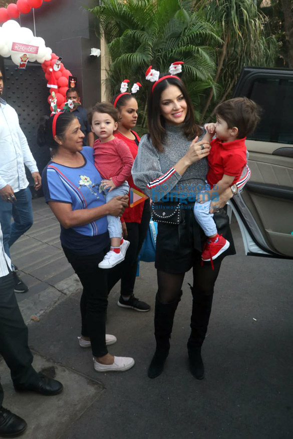 photos sunny leone snapped with her kids at bandra for christmas 2019 party 3