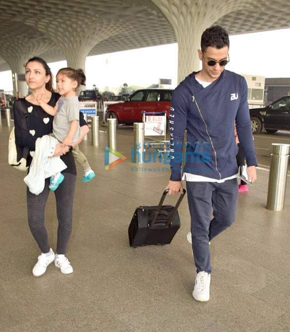 photos urvashi rautela vicky kaushal mouni roy and others snapped at the airport 5