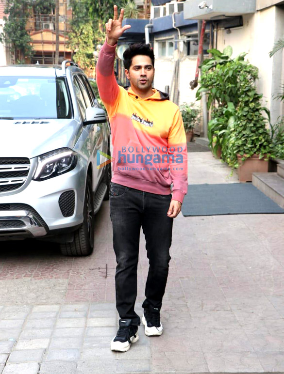 photos varun dhawan snapped in juhu 1 2