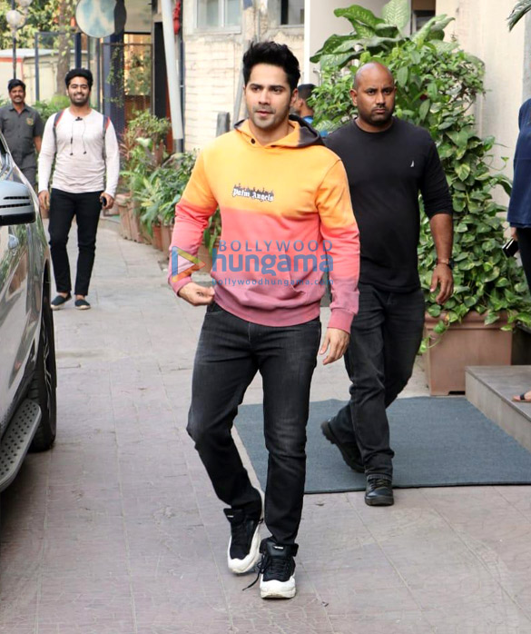 photos varun dhawan snapped in juhu 2 2