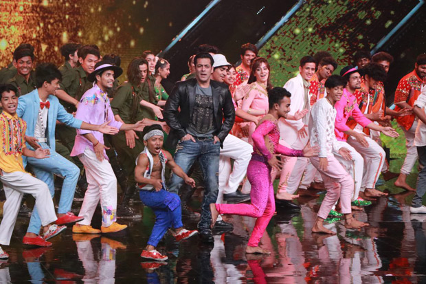 Salman Khan recreates 'O O Jaane Jaana' and 'Jeene Ke Hain Chaar Din' and it is nostalgic (watch video) 