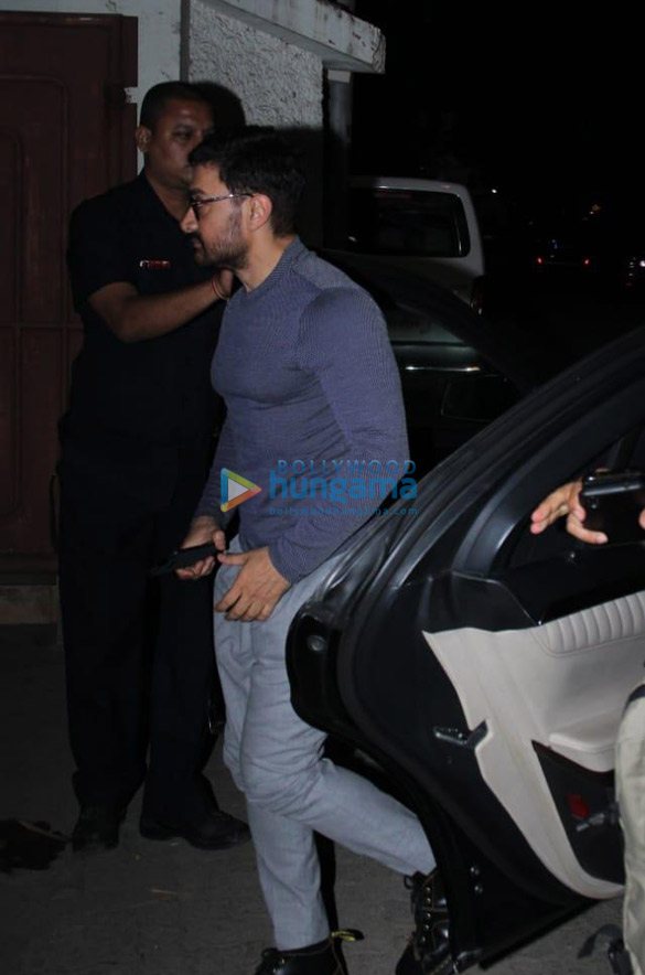 photos aamir khan snapped in juhu 3