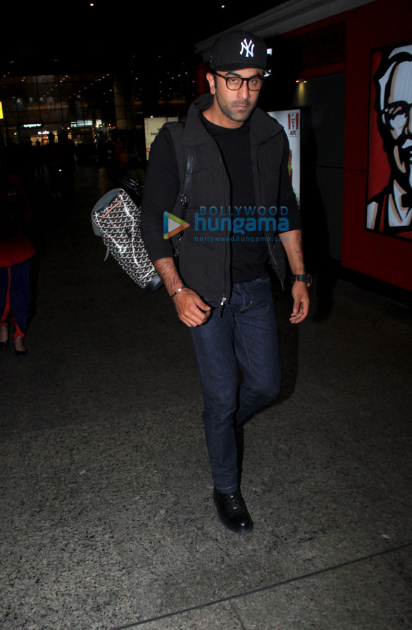 photos akshay kumar twinkle khanna ranbir kapoor and kajol snapped at the airport 2
