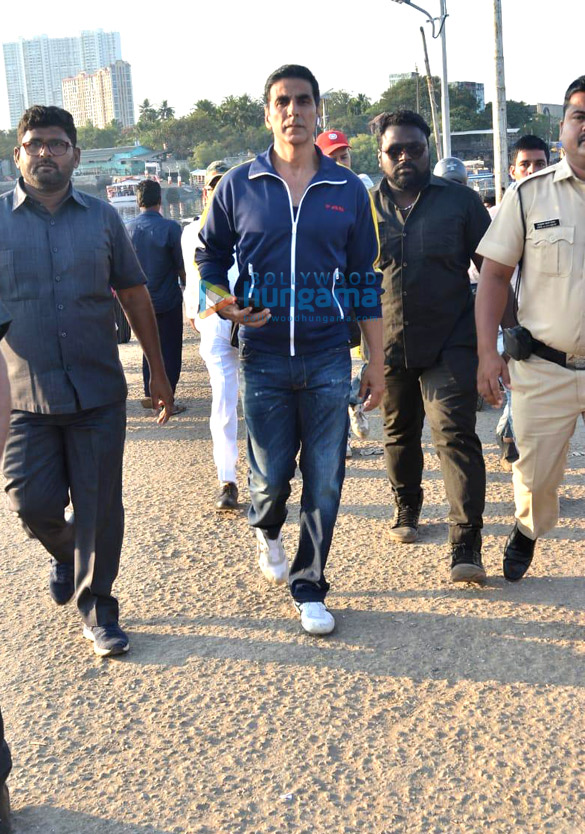 photos akshay kumar and kiara advani snapped at versova jetty 1