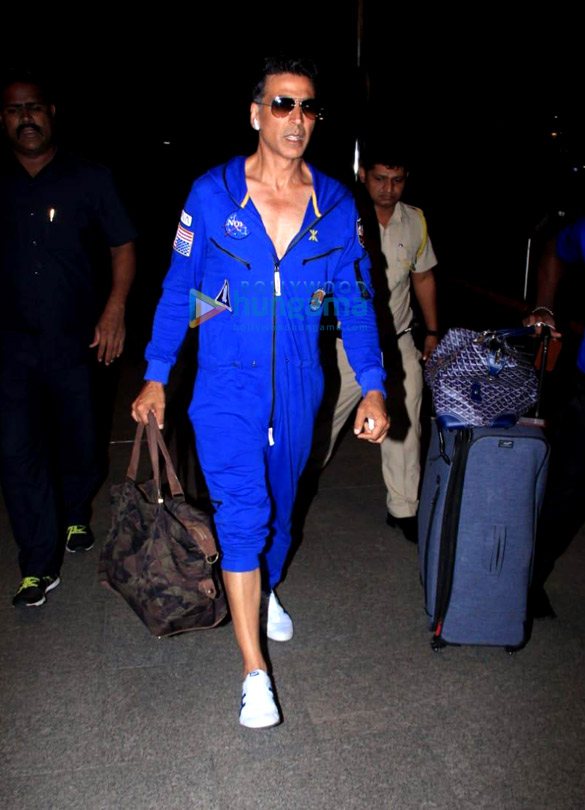 Photos Akshay Kumar, Twinkle Khanna, Sonali Bendre and others snapped at the airport Photos Akshay Kumar, Twinkle Khanna, Sonali Bendre and others snapped at the airport