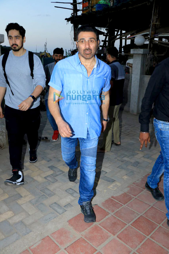 photos ananya panday and sunny deol snapped at versova jetty 4