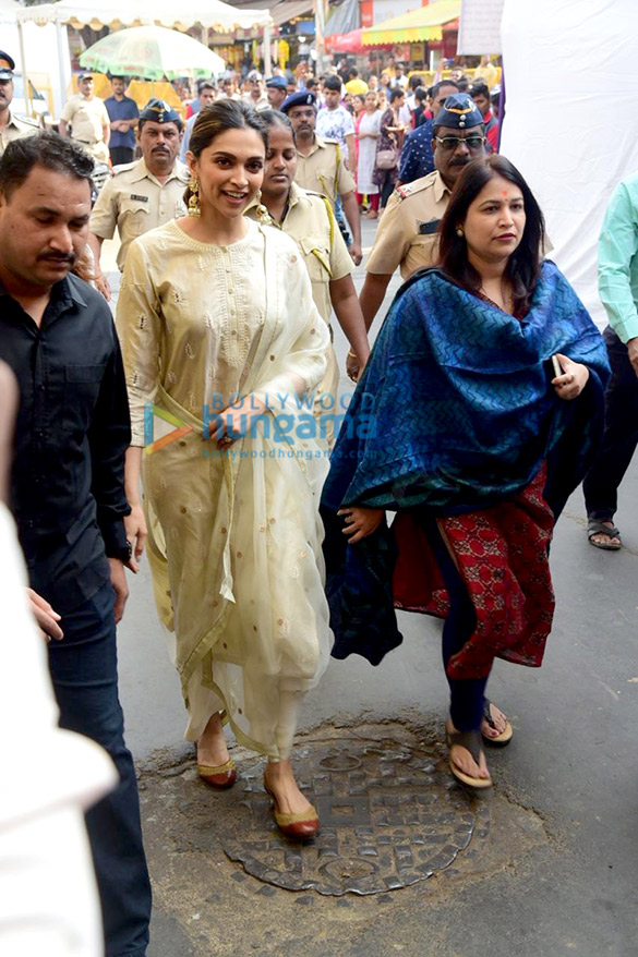 photos deepika padukone snapped at siddhivinayak temple 3