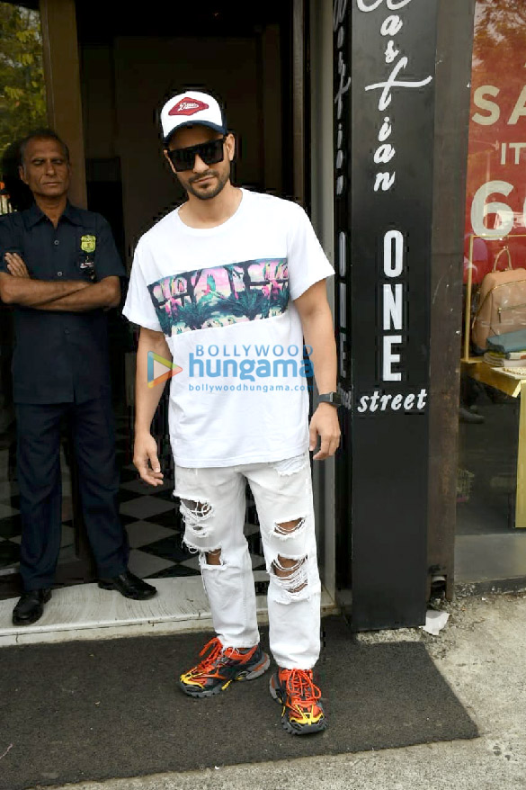 photos disha patani aditya roy kapur anil kapoor and kunal khemu spotted at bastian in bandra 4
