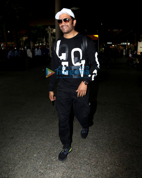 photos hrithik roshan rakesh roshan and others snapped at the airport 5