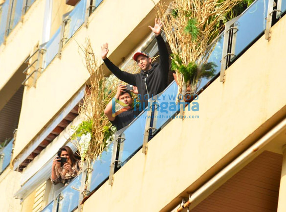 Photos: Hrithik Roshan snapped at home in Juhu Photos: Hrithik Roshan snapped at home in Juhu
