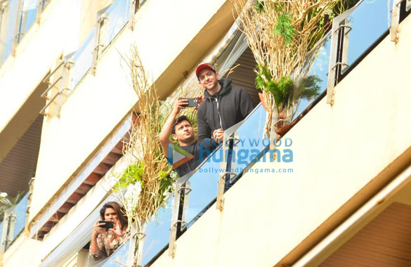 photos hrithik roshan snapped at home in juhu 2