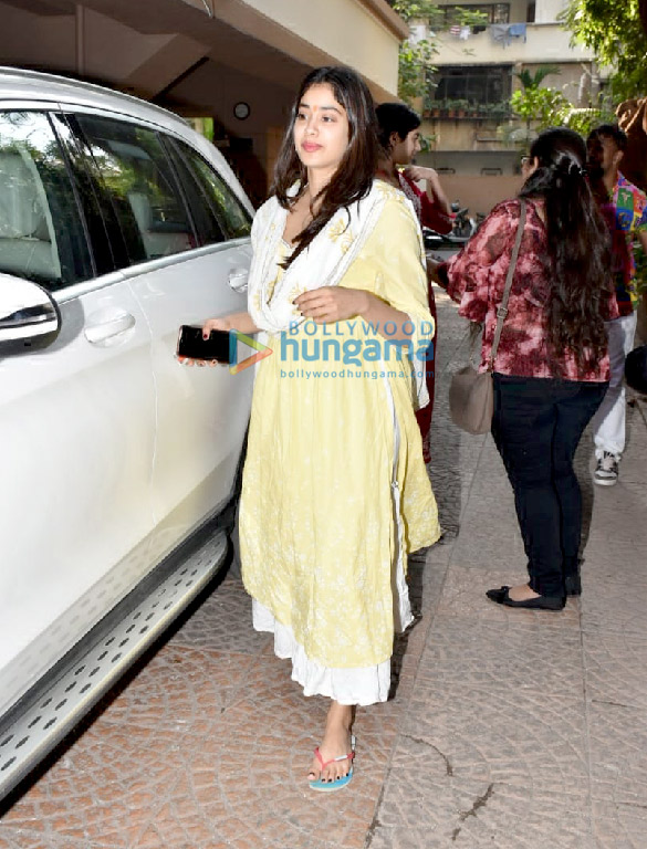 photos janhvi kapoor and khushi kapoor spotted in juhu 3