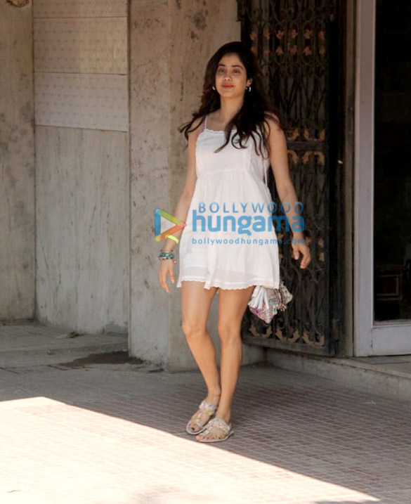 photos janhvi kapoor and pooja hegde spotted at the pilates gym 3
