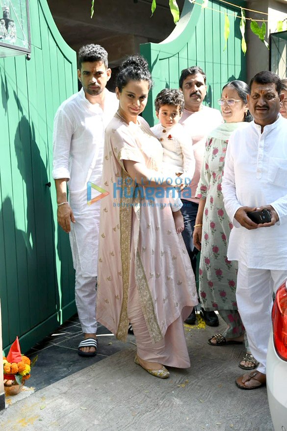 photos kangana ranaut and her family snapped at her new office in pali hill 4