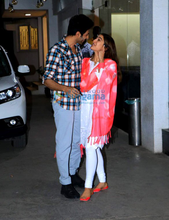 photos kartik aaryan sara ali khan spotted at sunny super sound in juhu 6