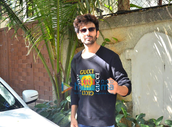 photos kartik aaryan celebrates his bodyguards birthday at dance class in juhu 1