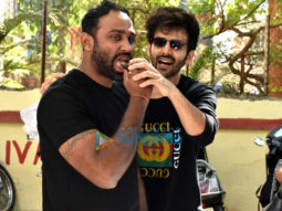 Photos: Kartik Aaryan celebrates his bodyguard’s birthday at dance class in Juhu