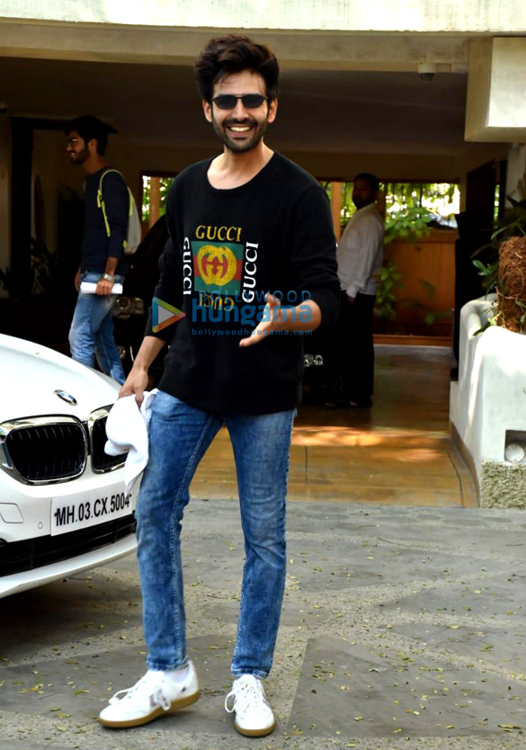 photos kartik aaryan celebrates his bodyguards birthday at dance class in juhu 6