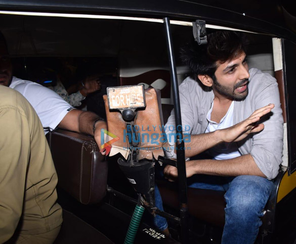 photos kartik aaryan snapped at shani temple 2